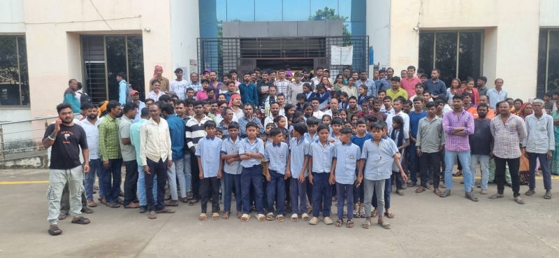 ભરૂચના નેત્રંગ તાલુકાના સાકવા પ્રા.શાળાના ઓરડાના કામગીરીના વિલંબથી વિધાર્થીઓ-ગ્રામજનોમાં આક્રોશ.                         