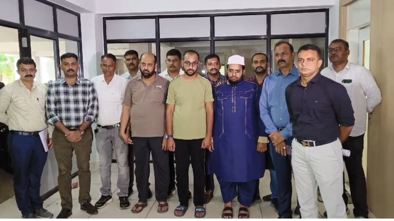 સુરત SOG એ પાકિસ્તાન,બાંગ્લાદેશ, ચીન થી આવતા હવાલા ના કરોડો રૂપિયાનો usdt માં કન્વર્ટ કરવાના રેકેટનો કર્યો પર્દાફાશ રોકડા 17 લાખ , 500 સીમકાર્ડ, વિદેશી ચલણના નાણાં, પૈસા ગણવાનું મશીન વગેરે કબજે કરાયા 