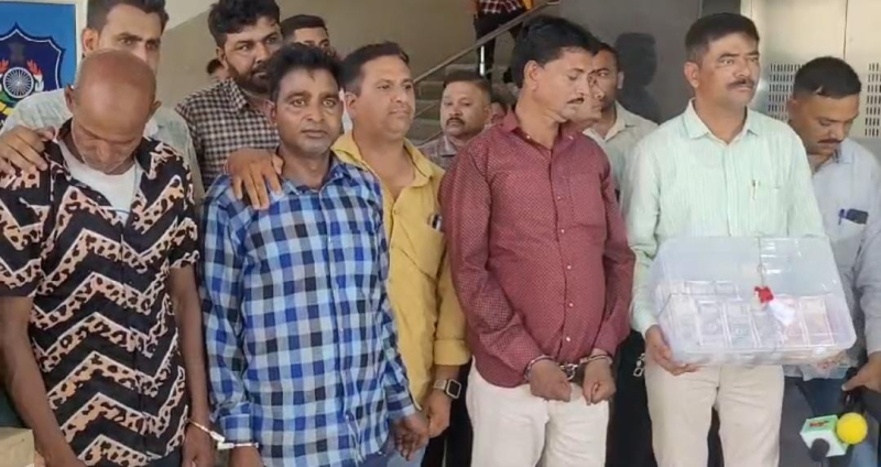સુરત : SOGએ લીંબાયત વિસ્તારમાંથી ડુપ્લીકેટ નોટ છાપવાનું કારખાનું ઝડપ્યું ન્યુઝ પેપર છાપવાની આડમાં ડુપ્લીકેટ નોટ છાપવામાં આવતી હતી