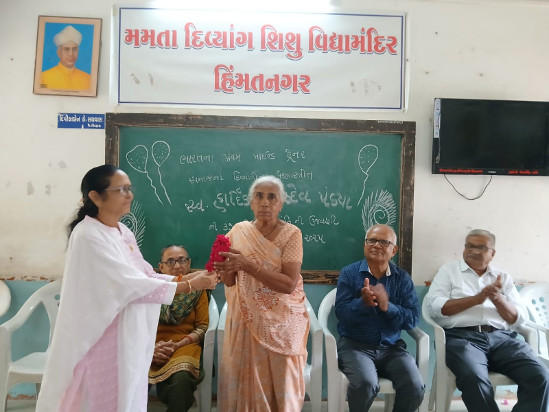 સમાજને  આત્મવિશ્વાસનું અજવાળું  વહેંચનાર હાર્દિક કલ્પદેવ પંડ્યાના જન્મ દિવસની ઉજવણી મમતા દિવ્યાંગ શિશુ મંદિર હિંમતનગર ખાતે કરવામાં આવી 