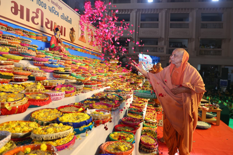 ન ભૂતો ન ભવિષ્યતિ: 1008 તીર્થોનું સંગમસ્થાન - ગુરુકુલમાં 'તીર્થ માટી યાત્રા'થી સર્જાયો અખંડ ભારતનો દિવ્ય નજારો.                 