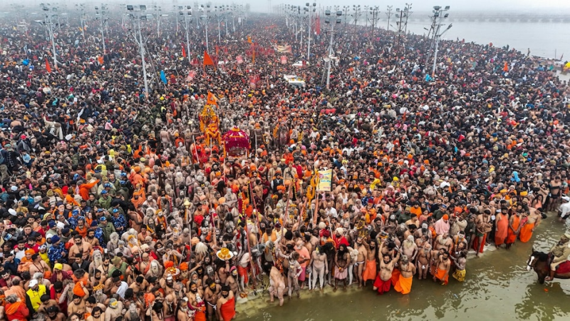 મહાકુંભ મેળા ક્ષેત્રને નો-વ્હિકલ ઝોન જાહેર કરાયો છે. અનેક રસ્તાઓને વન-વે સંગમમાં પવિત્ર સ્નાન માટે આવવા અને જવાના રસ્તા અલગ વીવીઆઈપી પાસ રદ કરી દેવાયા છે. 