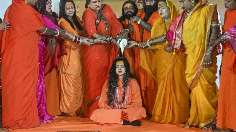 કુંભ મેળામાં સૌથી અનોખી બાબત નાગા સાધુઓની છે. જે રીતે નાગા સાધુઓ આકર્ષણનું કેન્દ્ર બની રહ્યા છે તે જ રીતે મહાકુંભમાં નાગા સાધ્વી પણ આકર્ષણનું કેન્દ્ર બન્યા છે