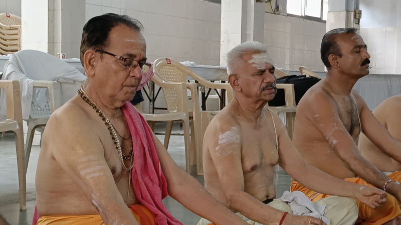 અમદાવાદમાં શ્રી કપડવંજ મોઢ બ્રાહ્મણ બંધુ સમાજ અમદાવાદ દ્વારા પુષ્પનાથ મહાદેવ પાલડીમાં શાસ્ત્રોક વિધિ પ્રમાણે જનોઈ બદલી     