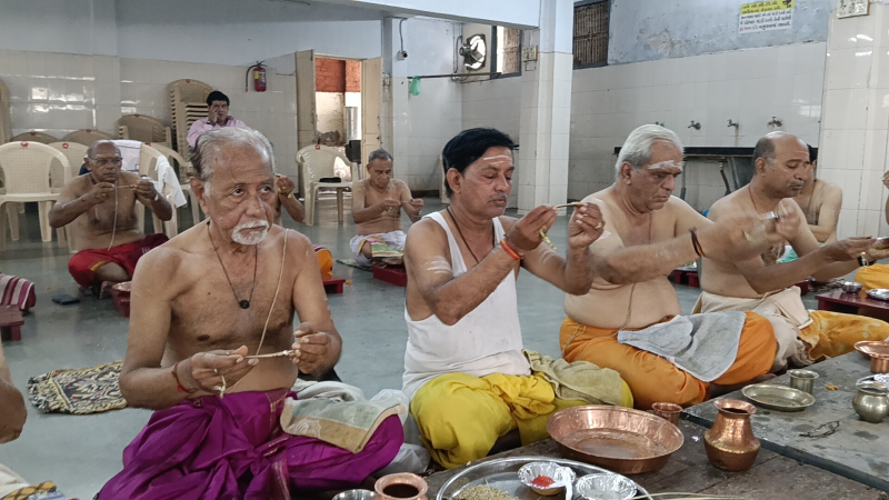 અમદાવાદમાં શ્રી કપડવંજ મોઢ બ્રાહ્મણ બંધુ સમાજ અમદાવાદ દ્વારા પુષ્પનાથ મહાદેવ પાલડીમાં શાસ્ત્રોક વિધિ પ્રમાણે જનોઈ બદલી