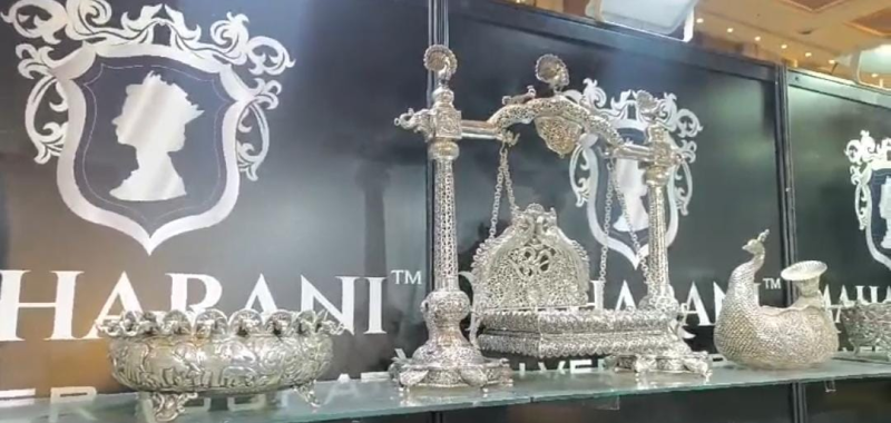 અમદાવાદમાં ત્રિદિવસીય જ્વેલરી વર્લ્ડ એક્ઝિબિશનની શરૂઆત કરવામાં આવી હતી .તા.19 થી 21 જુલાઈ દરમિયાન વાયએમસીએ ખાતે જ્વેલરી વર્લ્ડ એક્ઝિબિશન યોજાયું  