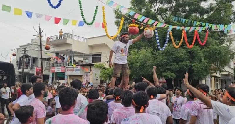 સાબરકાંઠા જિલ્લાના હિંમતનગર શહેરમાં શારદા કુંજ સોસાયટી ખાતે આ જન્માષ્ટમીની ઉજવણી કરવામાં આવી હતી. કુલ 111 મટકી ફોડનું આયોજન કરવામાં આવ્યું 