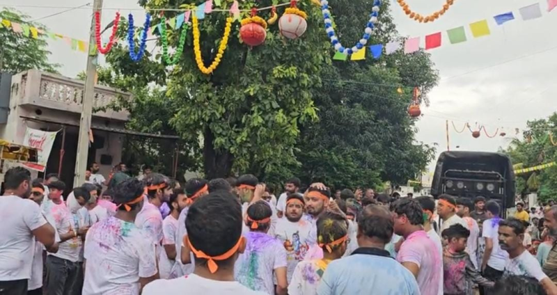 સાબરકાંઠા જિલ્લાના હિંમતનગર શહેરમાં શારદા કુંજ સોસાયટી ખાતે આ જન્માષ્ટમીની ઉજવણી કરવામાં આવી હતી. કુલ 111 મટકી ફોડનું આયોજન કરવામાં આવ્યું 