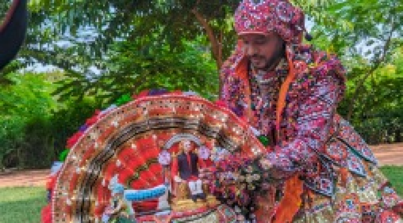 અનોખા સંદેશ સાથે આ પાઘડી બની છે અમદાવાદમાં આકર્ષણનું કેન્દ્ર નવલા નોરતાની તૈયારીઓ પુરજોશમાં અનોખા સંદેશ સાથે તૈયાર કરી પાઘડી 