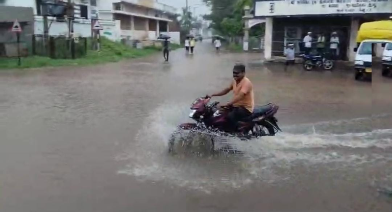 સાબરકાંઠા પંથકમાં ધડબડાટી હિંમતનગર, ઇડર, અવરલ્લી સહિતના વિસ્તારોમાં ધોધમાર વરસાદ ખાબક્યો માણસા જળબંબાકાર રાજ્યમાં સિઝનનો કુલ સરેરાશ વરસાદ 55 ટકાથી વધુ 