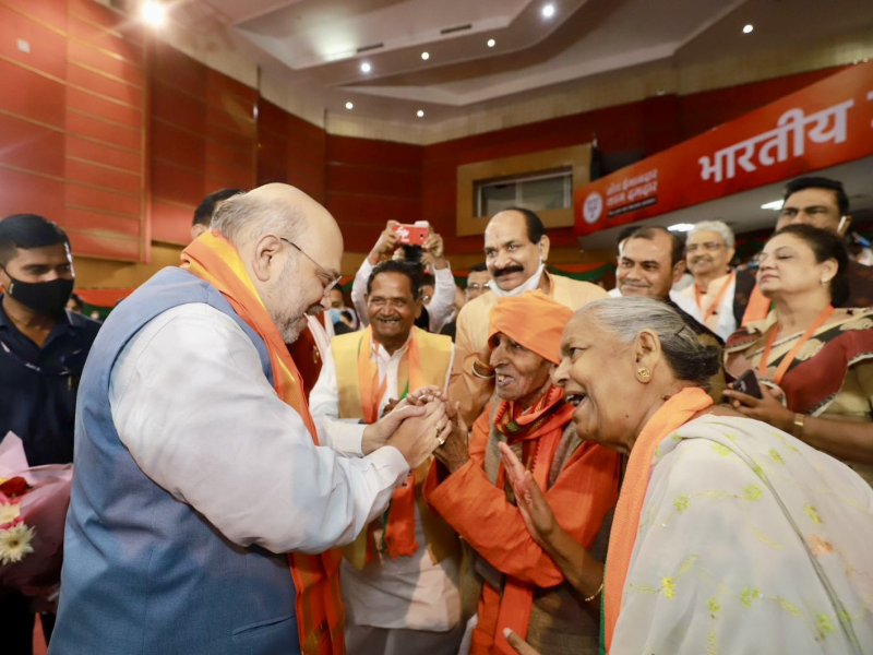 અમદાવાદમાં કેન્દ્રીય ગૃહપ્રધાન અમિત શાહએ નવા વર્ષની આ રીતે કરી ઉજવણી રાજ્યના આગેવાનો, રાજકરણીઓ અને કાર્યકરો સાથે નવ વર્ષની શુભકામનાની આપ-લે કરવામાં આવી હતી. 