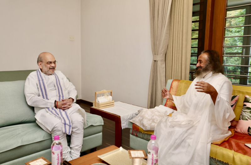 અમદાવાદમાં કેન્દ્રીય ગૃહપ્રધાન અમિત શાહએ નવા વર્ષની આ રીતે કરી ઉજવણી રાજ્યના આગેવાનો, રાજકરણીઓ અને કાર્યકરો સાથે નવ વર્ષની શુભકામનાની આપ-લે કરવામાં આવી હતી. 
