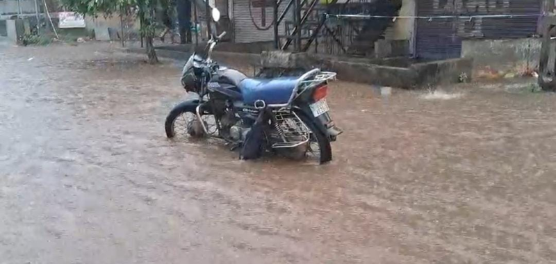 ગુજરાતમાં સાર્વત્રિક વરસાદનો માહોલ વહેલી સવારથી ધીમી ધારે શરૂ થયેલા વરસાદે જમાવટ કરતાં ધોધમાર વરસ્યો સાબરકાંઠા પંથકમાં વરસાદ નદીઓમાં નવા નીરનું આગમન 
