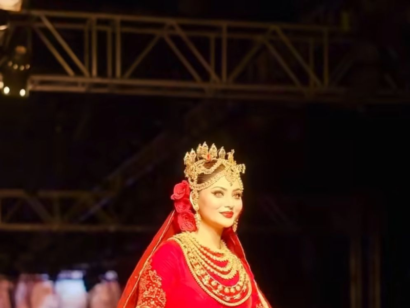 उर्वशी रौतेला 24 कैरेट असली सोने की मणिपुरी कुमिन मेईतेई ड्रेस पहनने वाली इतिहास की पहली भारतीय अभिनेत्री बनीं, 102 डिग्री बुखार होने के बावजूद शोस्टॉपर के रूप में रैंप वॉक किया!