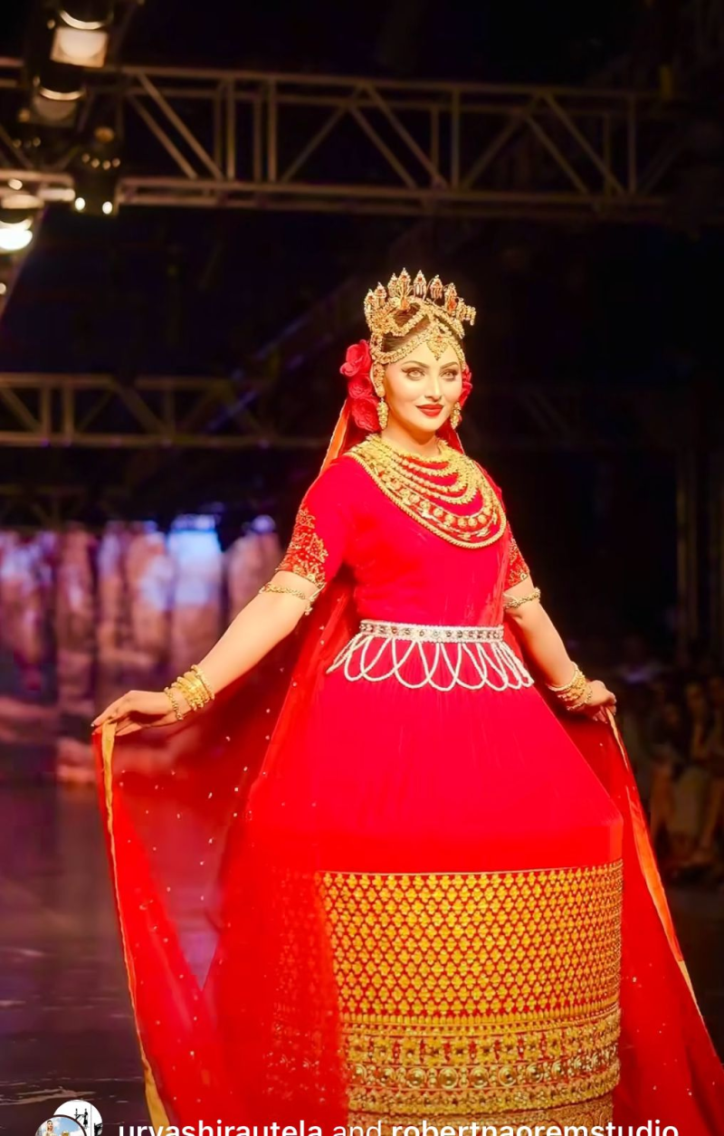 उर्वशी रौतेला 24 कैरेट असली सोने की मणिपुरी कुमिन मेईतेई ड्रेस पहनने वाली इतिहास की पहली भारतीय अभिनेत्री बनीं, 102 डिग्री बुखार होने के बावजूद शोस्टॉपर के रूप में रैंप वॉक किया!