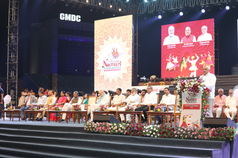 અમદાવાદ જીએમડીસી ગ્રાઉન્ડ ખાતે વાઇબ્રન્ટ ગુજરાત નવરાત્રિ મહોત્સવ-૨૦૨૪નો શુભારંભ કેન્દ્રીય ગૃહમંત્રી અને સહકાર અમિત શાહના હસ્તે કરવામાં આવ્યો