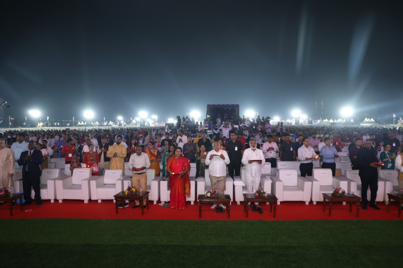 અમદાવાદ જીએમડીસી ગ્રાઉન્ડ ખાતે વાઇબ્રન્ટ ગુજરાત નવરાત્રિ મહોત્સવ-૨૦૨૪નો શુભારંભ કેન્દ્રીય ગૃહમંત્રી અને સહકાર અમિત શાહના હસ્તે કરવામાં આવ્યો
