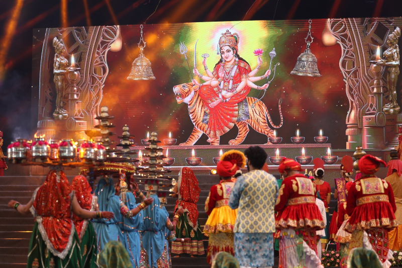 અમદાવાદ જીએમડીસી ગ્રાઉન્ડ ખાતે વાઇબ્રન્ટ ગુજરાત નવરાત્રિ મહોત્સવ-૨૦૨૪નો શુભારંભ કેન્દ્રીય ગૃહમંત્રી અને સહકાર અમિત શાહના હસ્તે કરવામાં આવ્યો
