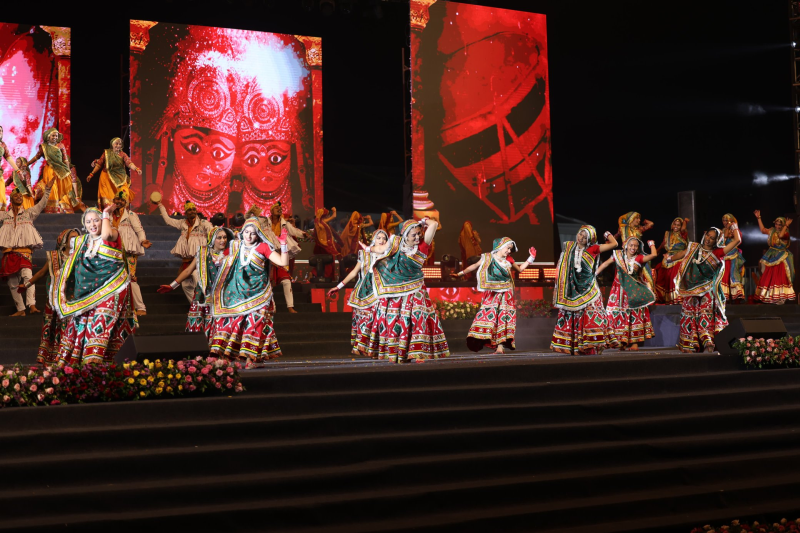 અમદાવાદ જીએમડીસી ગ્રાઉન્ડ ખાતે વાઇબ્રન્ટ ગુજરાત નવરાત્રિ મહોત્સવ-૨૦૨૪નો શુભારંભ કેન્દ્રીય ગૃહમંત્રી અને સહકાર અમિત શાહના હસ્તે કરવામાં આવ્યો
