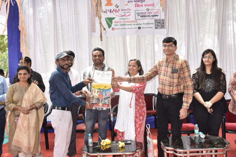 મહીસાગર જિલ્લા ચુંટણી અધિકારી દ્વારા કલાના રંગ દ્વારા મતદાન જાગૃતિનો સંદેશ  કલેશ્વરી ખાતે મહીસાગર જિલ્લા વહીવટી તંત્ર દ્વારા મતદાન જાગૃતિ માટે ચિત્ર સ્પર્ધા યોજાઇ 