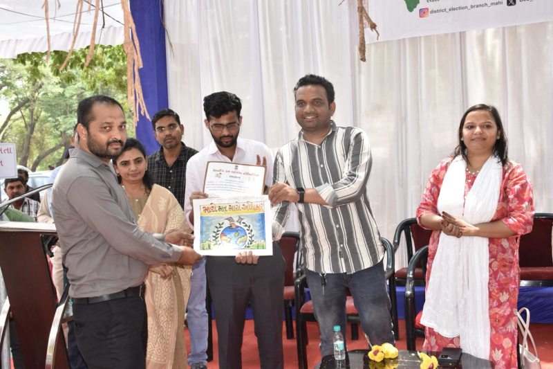 મહીસાગર જિલ્લા ચુંટણી અધિકારી દ્વારા કલાના રંગ દ્વારા મતદાન જાગૃતિનો સંદેશ  કલેશ્વરી ખાતે મહીસાગર જિલ્લા વહીવટી તંત્ર દ્વારા મતદાન જાગૃતિ માટે ચિત્ર સ્પર્ધા યોજાઇ 