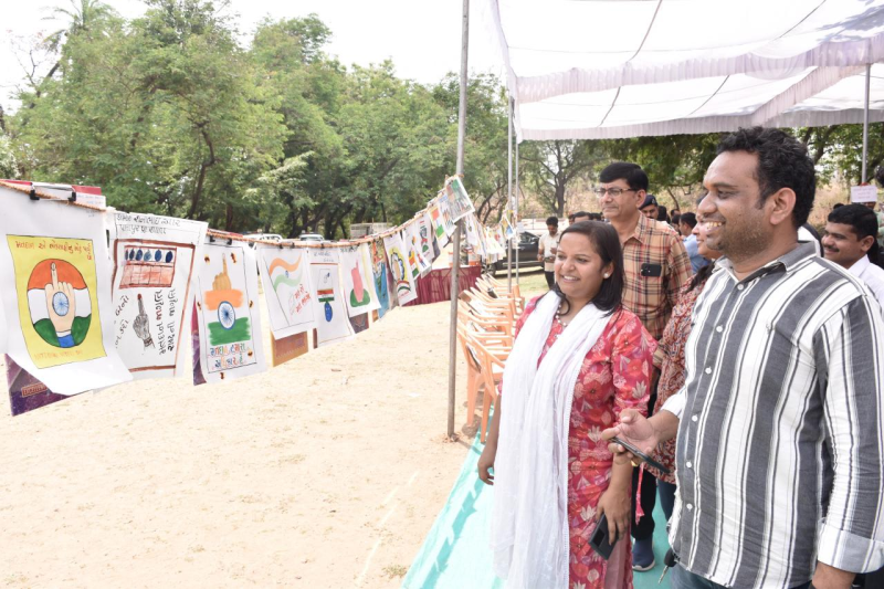 મહીસાગર જિલ્લા ચુંટણી અધિકારી દ્વારા કલાના રંગ દ્વારા મતદાન જાગૃતિનો સંદેશ કલેશ્વરી ખાતે મહીસાગર જિલ્લા વહીવટી તંત્ર દ્વારા મતદાન જાગૃતિ માટે ચિત્ર સ્પર્ધા યોજાઇ