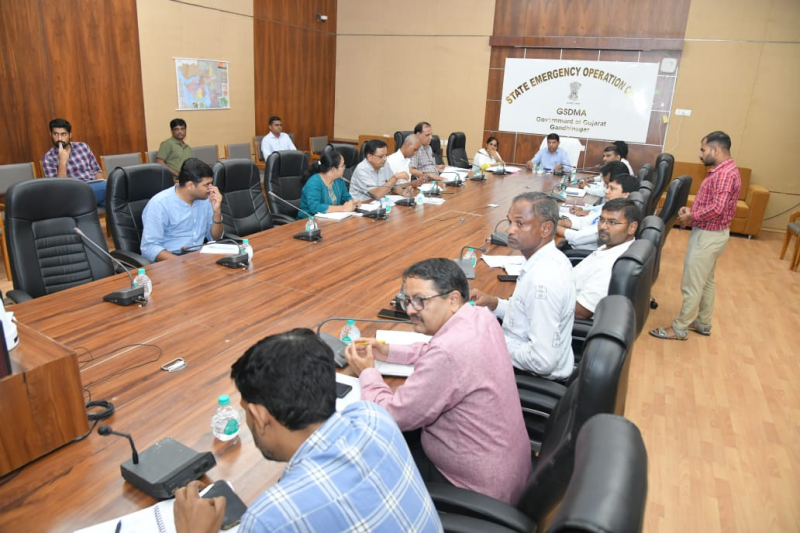  ગાંધીનગર SEOC ખાતે વેધર વોચ ગૃપની બેઠક યોજાઈ  આગામી સપ્તાહ દરમિયાન સૌરાષ્ટ્ર અને દક્ષિણ ગુજરાતના મોટાભાગના વિસ્તારોમાં ભારે વરસાદની સંભાવના