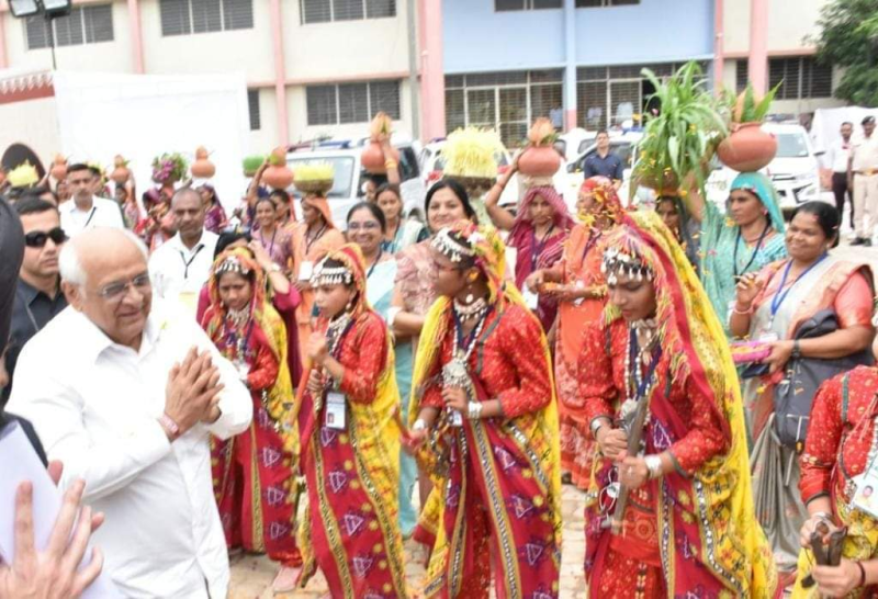 સાબરકાંઠાના ખેડબ્રહ્મા ખાતે મુખ્યમંત્રીશ્રી ભૂપેન્દ્રભાઈ પટેલની અધ્યક્ષતામાં રાજ્યકક્ષાનો વિશ્વ આદિવાસી દિવસ ઉજવાયો સાબરકાંઠા જિલ્લાને રૂ. ૩૭૬૨.૮૮ લાખના લોકાર્પણ-ખાતમુહર્તના કામોની ભેટ 