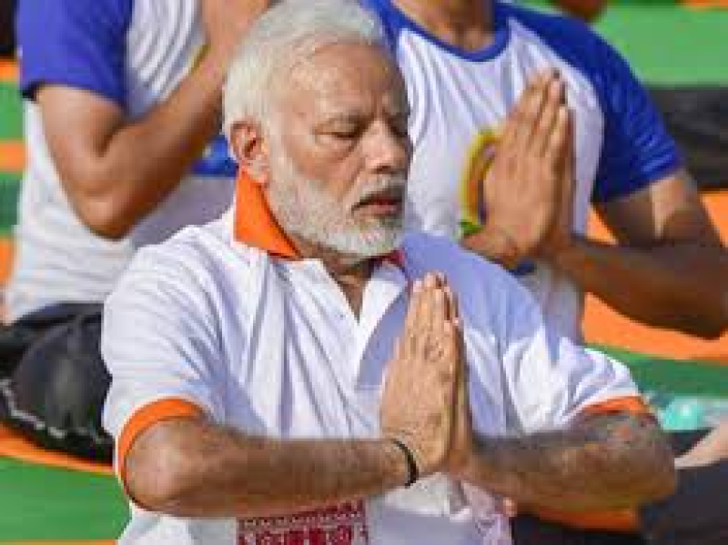 યોગમય બની દુનિયા, અમદાવાદના સ્મૃતિ મંદિર ઘોડાસરથી  લઈને હિમાલયના પહાડો પર ઇન્ટરનેશનલ યોગ દિવસની ઉજવણી કરાઈ . યોગ તરફની જાગૃતિ  જોવા મળી 