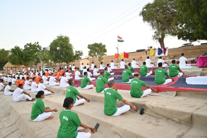 યોગમય બની દુનિયા, અમદાવાદના સ્મૃતિ મંદિર ઘોડાસરથી લઈને હિમાલયના પહાડો પર ઇન્ટરનેશનલ યોગ દિવસની ઉજવણી કરાઈ . યોગ તરફની જાગૃતિ જોવા મળી